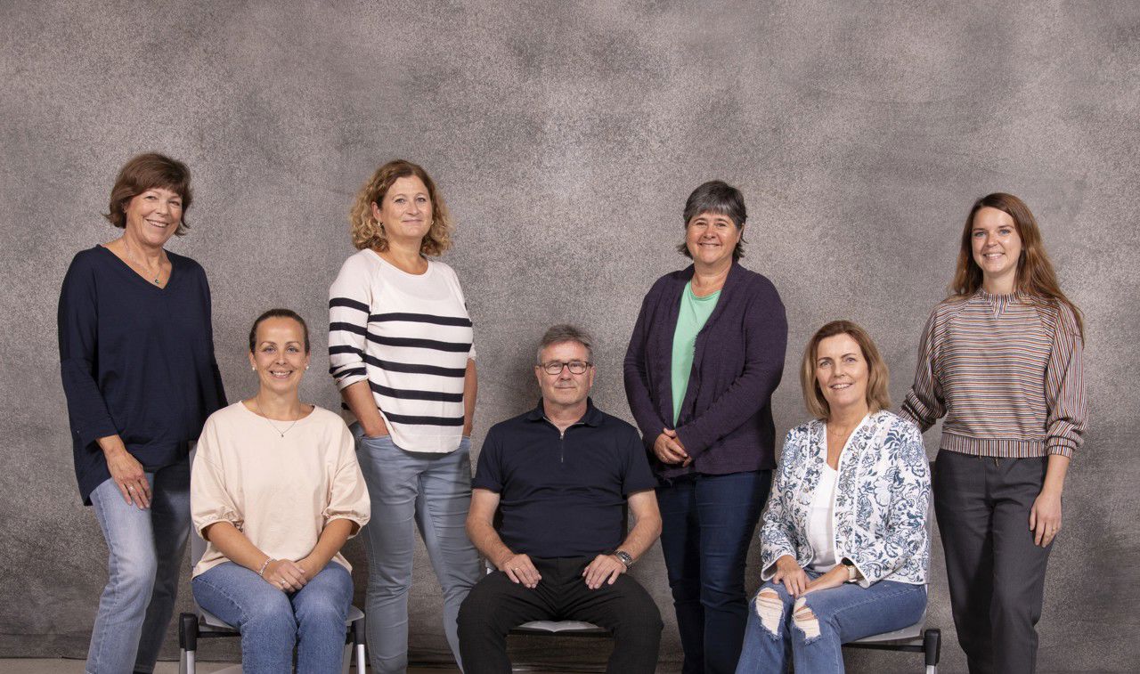 Elevtenesta på Årdal vgs, frå høgre: Sonja Svortevik Hestetun, Maria Styve Øren, Monica Vigdal, Helge Øren, Mona Himle, Henny Midtun og Eirin Ask Nyheim.    