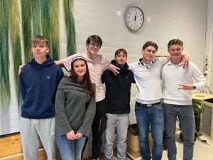 Seks elevar som står oppstilt i kantina på skulen.