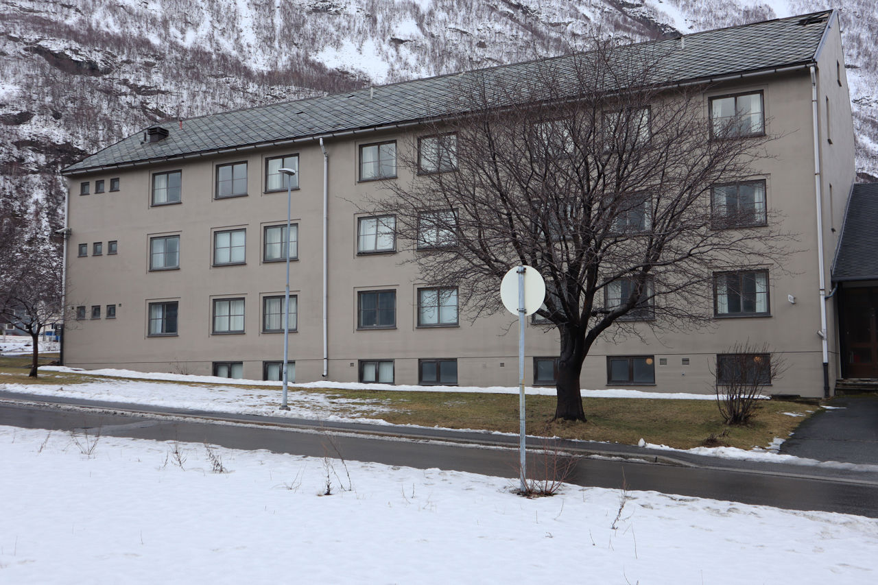 Bygget Messa sett frå utsida med fjell i bakgrunn.