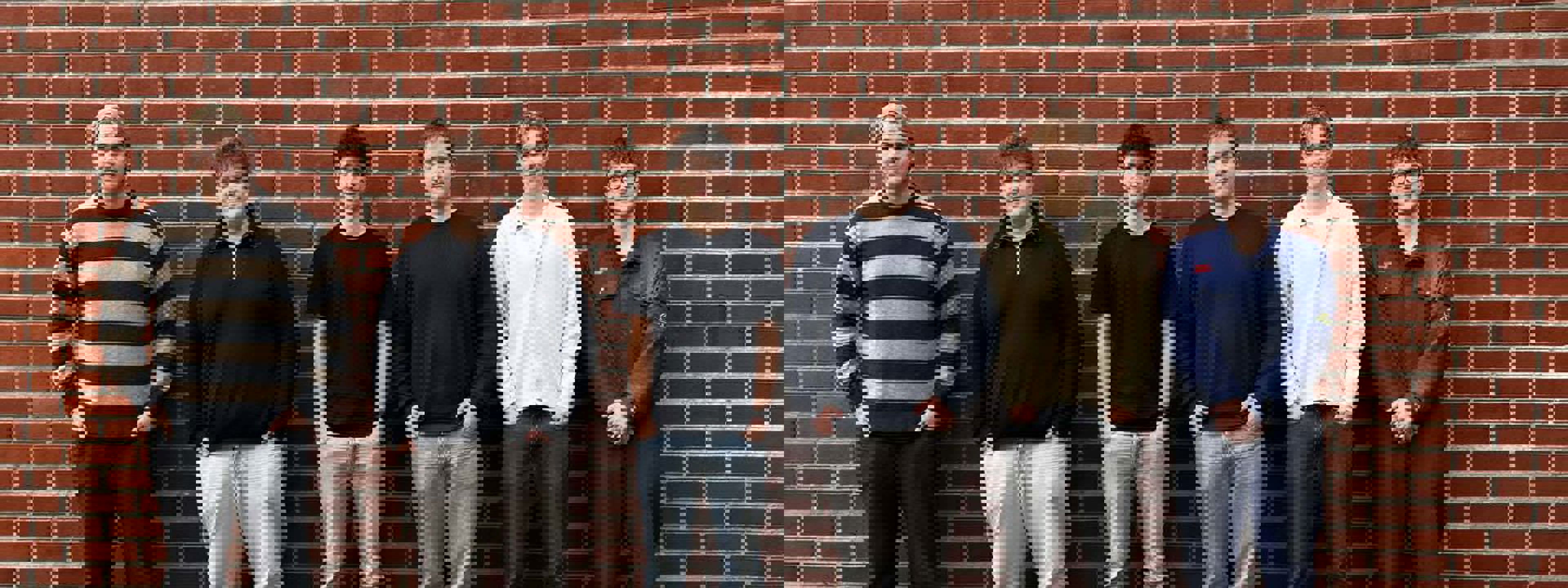 Seks elevar som står oppstilt utanfor skulen.