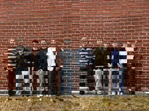 Seks elevar som står oppstilt utanfor skulen.