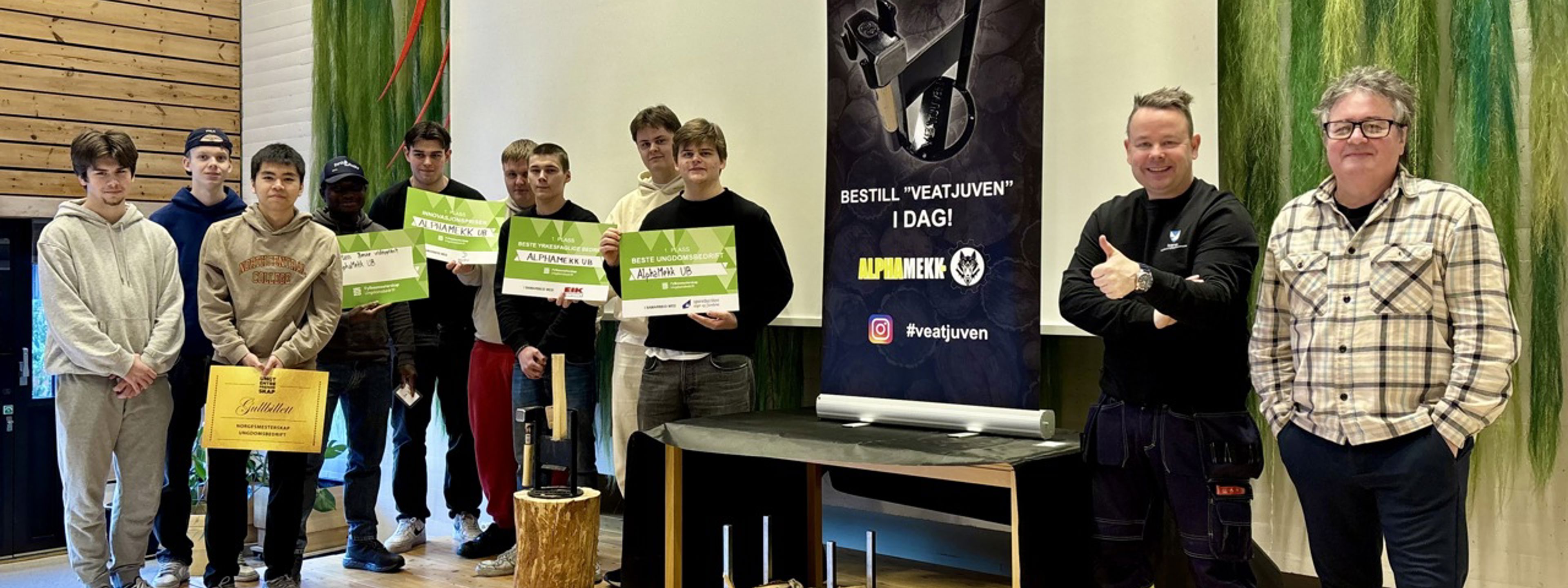 Gjengen i AlphaMekk UB blir feira i kantina på skulen.
