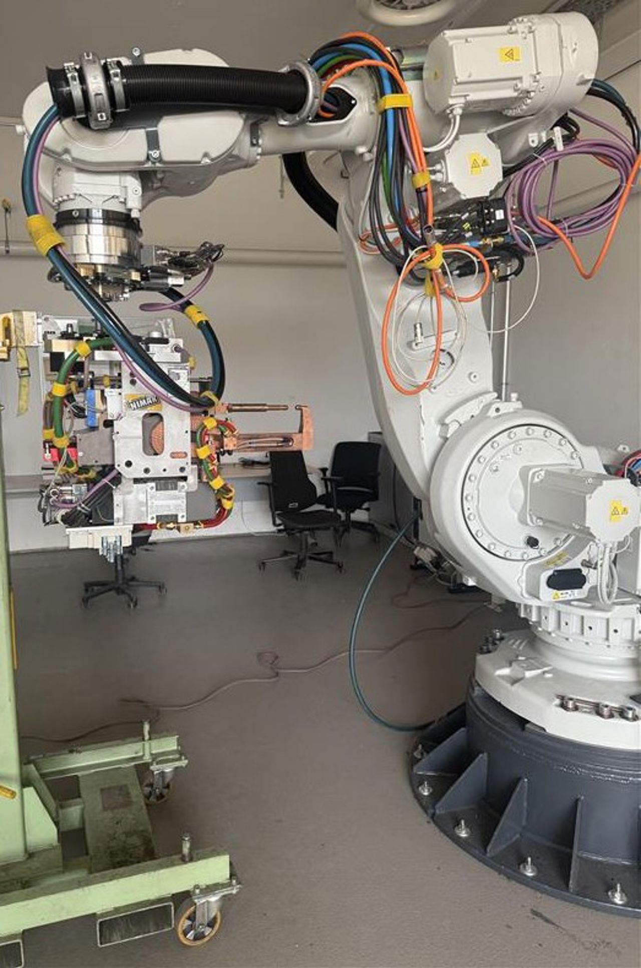 Robot som held sveiseapparatet medan det blir teke nøyaktige mål