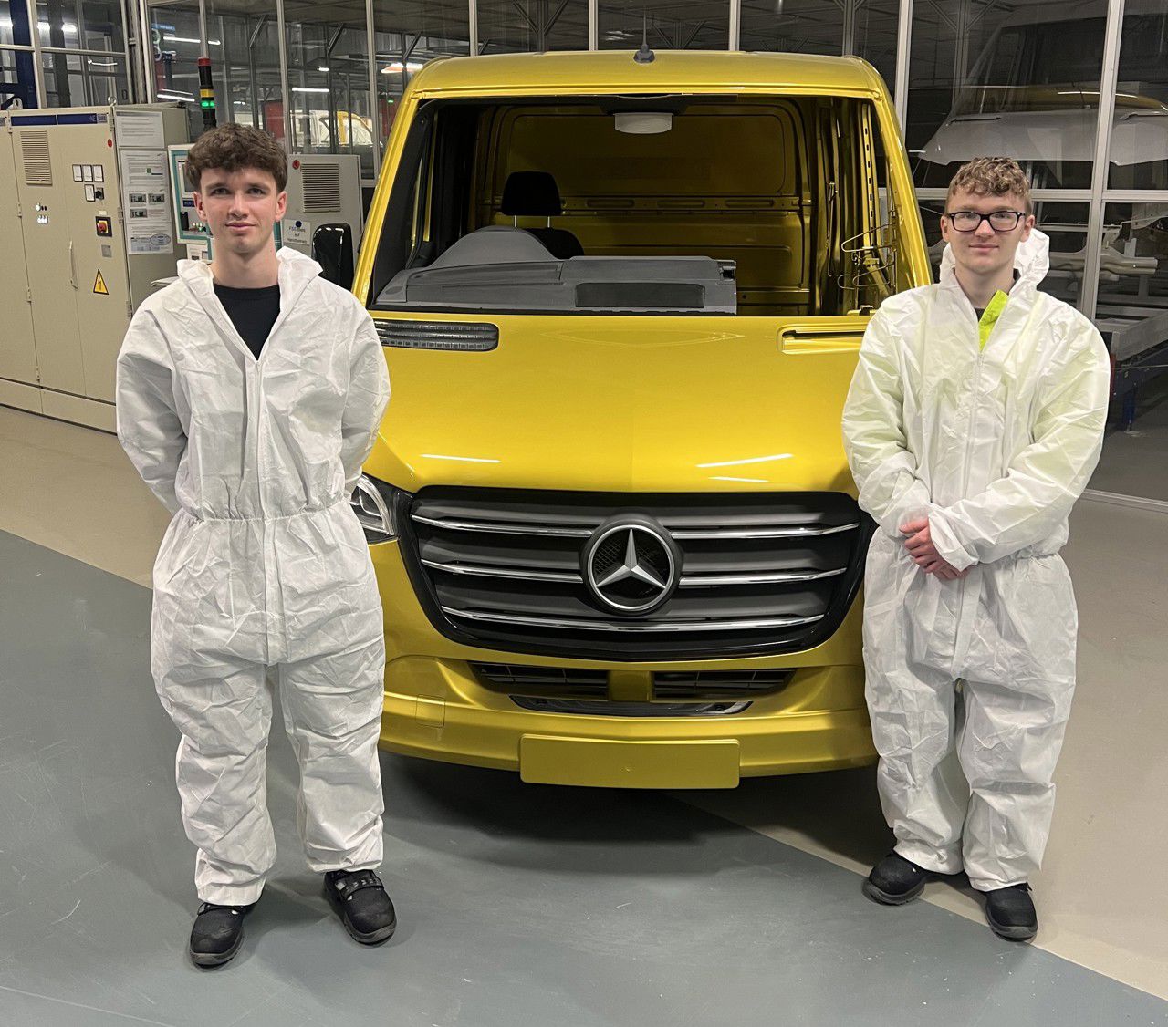 Markus og Henrik hadde lærerike og kjekke veker hjå Mercedes