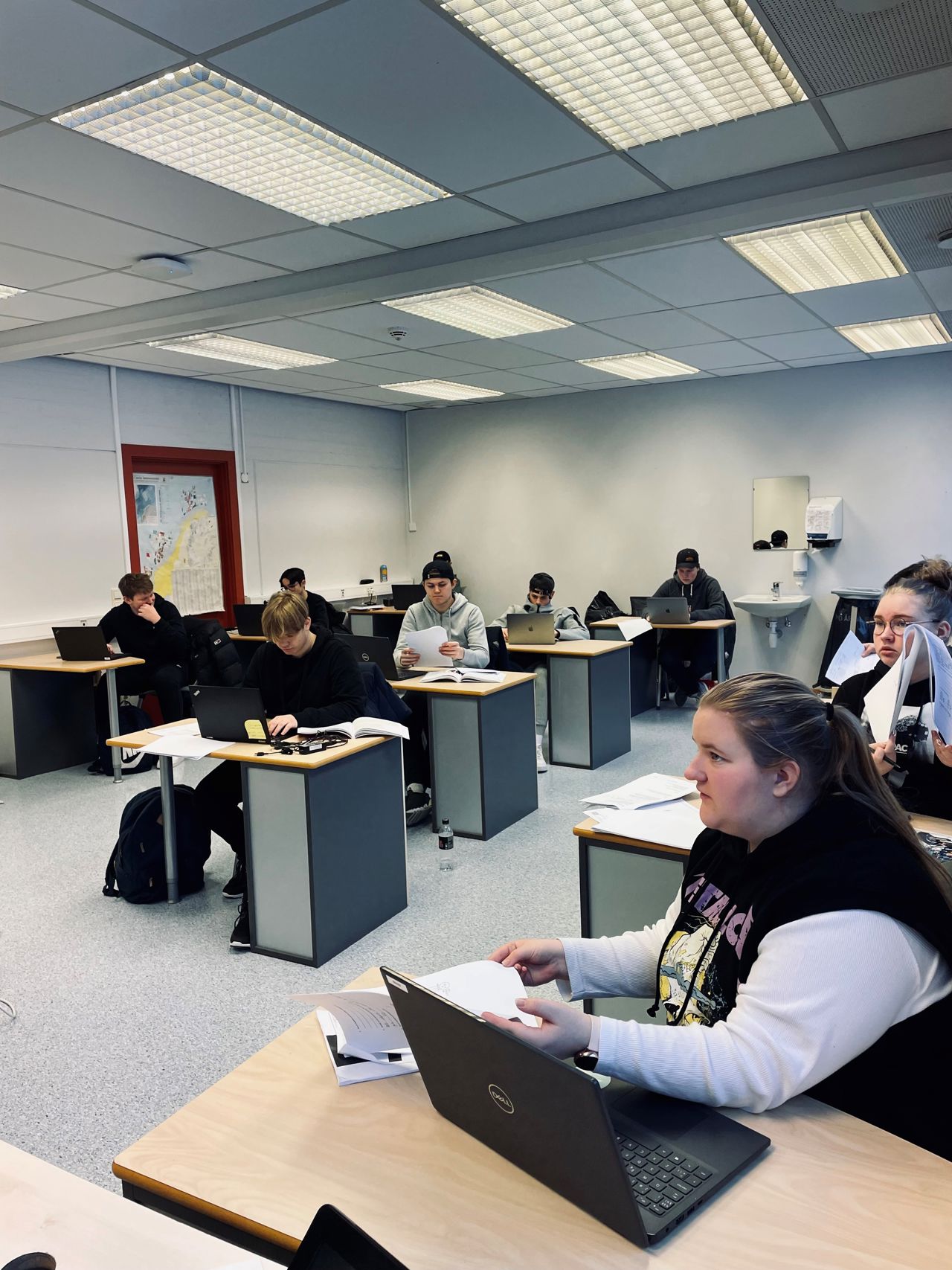 Heile klassen på teknologi- og industrifag sit på plassane sine i klasserommet og har undervisning.