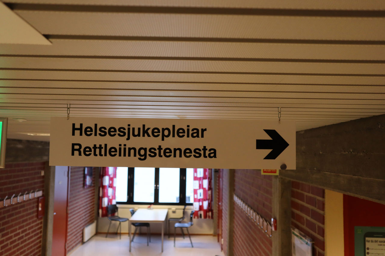 Nærbilete av skilt til helsesjukepleiar og rettleiingstenesta.