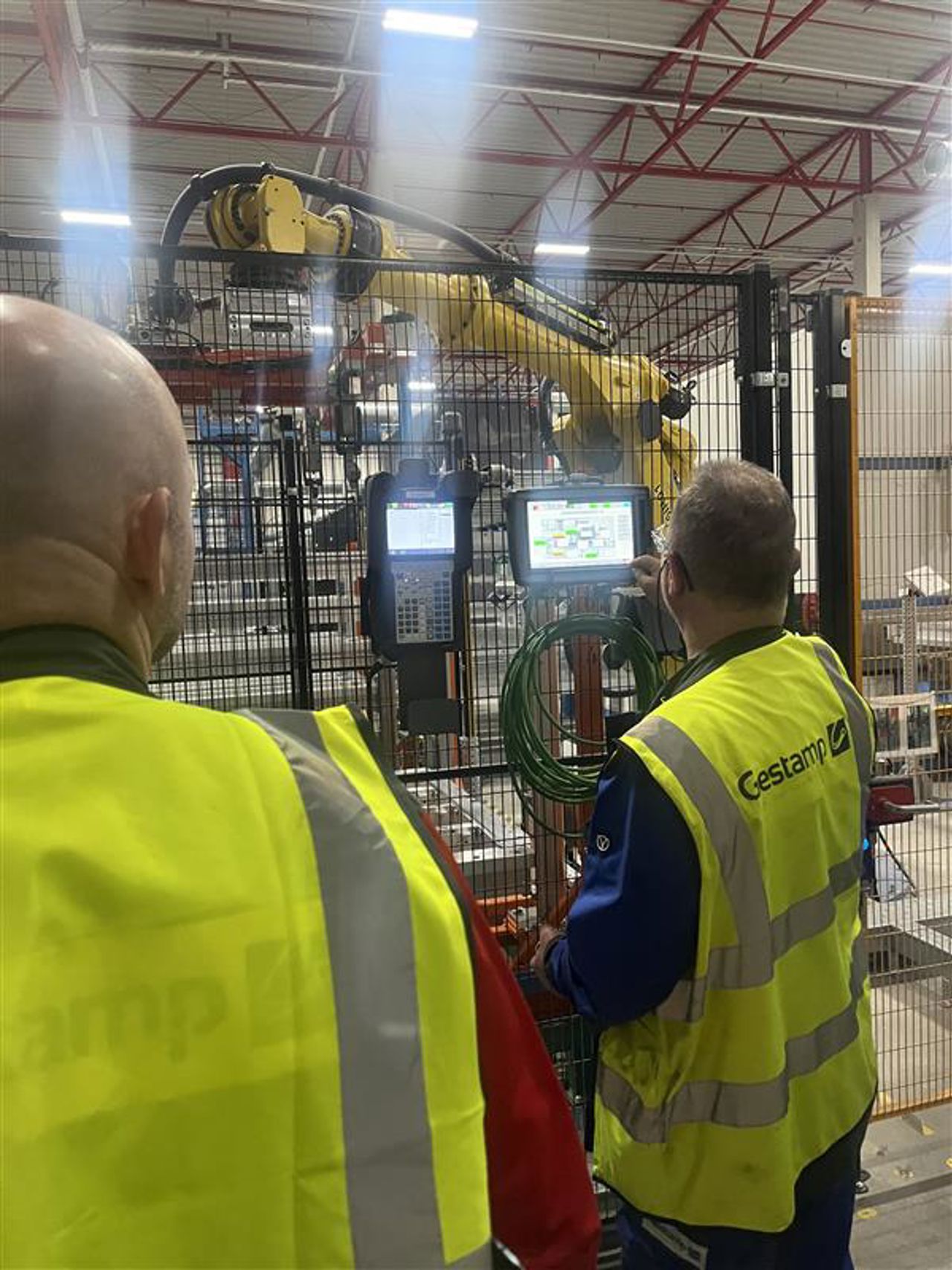 Robotanlegg som måtte feilsøkast – displayet viser informasjon og program for styring av systemet