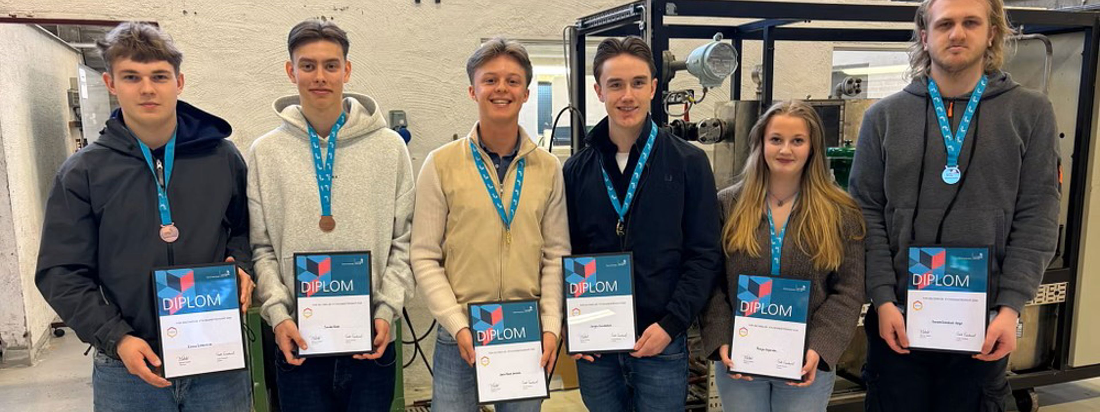 6 elevar står på rekke mot kamera. 