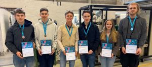 6 elevar står på rekke mot kamera. 