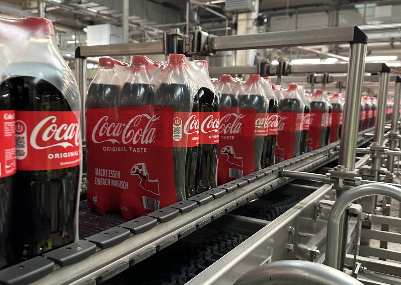 Flaskene ferdigpakka og klare for vidare distribusjon. 